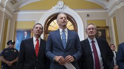 El líder de la mayoría del Senado de Estados Unidos, John Thune, acompañado por el senador John Barrasso, jefe de la bancada republicana, izquierda, y el presidente de la Comisión de Finanzas, Mike Crapo, habla con reporteros tras la aprobación del paquete de conciliación presupuestaria del proyecto de ley del presidente Donald Trump de grandes exenciones fiscales y recortes de gastos, en el Capitolio, Washington, el martes 1 de julio de 2025. (AP Foto/J. Scott Applewhite)