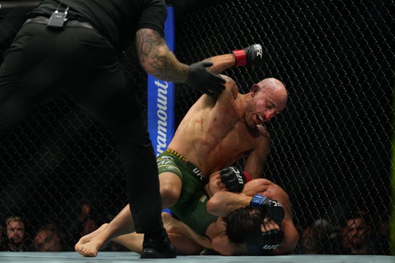 El réferi detiene el combate, mientras el australiano Alexander Volkanovski golpea al ruso Movsar Evloev en la función UFC 333, el sábado 24 de octubre de 2026 (AP Foto/Altaf Qadri)