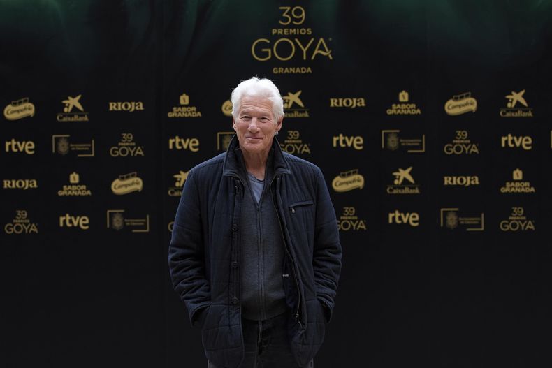 El actor Richard Gere llega a una sesión fotográfica durante una conferencia de prensa antes de la ceremonia de los Premios Goya de Cine en Granada, España, el viernes 7 de febrero de 2025. Richard Gere recibirá el premio Goya Internacional 2025. (Foto AP/Fermin Rodriguez)