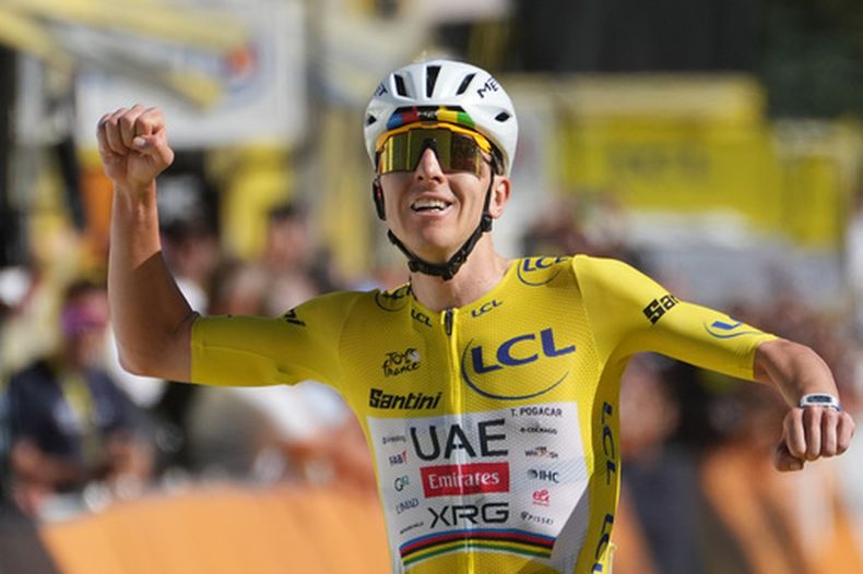 Tadej Pogacar tras ganar la 19na etpaa del Tour de Francia en el Alpe dHuez, el viernes 24 de julio de 2026. (AP Foto/Thibault Camus)