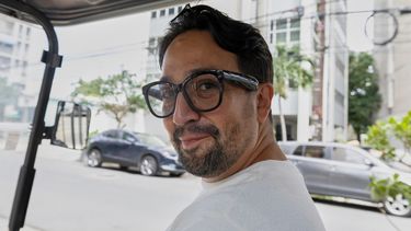 Lin-Manuel Miranda viaja en un carrito de golf durante el evento de clausura del Fondo Flamboyán para las Artes en San Juan, Puerto Rico, el sábado 13 de septiembre de 2025. (Foto AP/Alejandro Granadillo)
