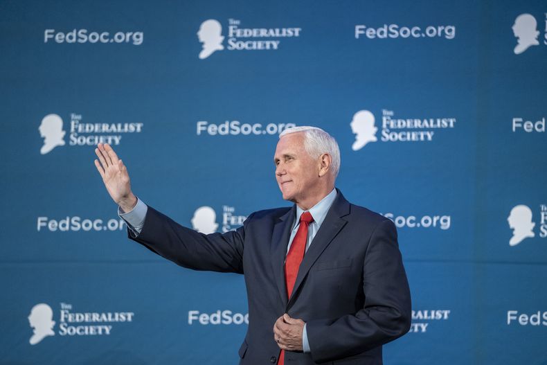 El exvicepresidente estadounidense Mike Pence llega a un evento en Washington, el martes 25 de abril de 2023. (AP Foto/Alex Brandon)
