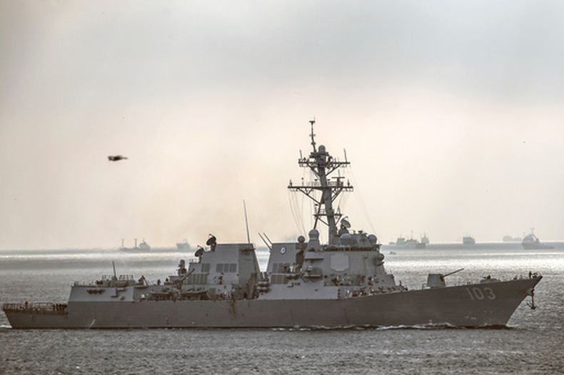 El buque estadounidense USS Truxtun en el Estrecho de Bósforo vía al Mar Negro en Estambul, Turquía, el 7 de marzo del 2014. (AP foto/Emrah Gurel)
