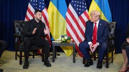 El presidente de Estados Unidos, Donald Trump, se reúne con su homólogo ucraniano, Volodymyr Zelenskyy, durante la Asamblea General de Naciones Unidas, el 23 de septiembre de 2025, en Nueva York. (AP Foto/Evan Vucci)
