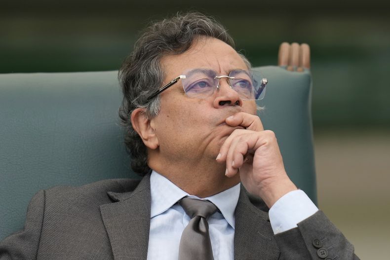 El presidente colombiano Gustavo Petro observa una ceremonia militar en la que su nuevo ministro de Defensa, Pedro Sánchez, asume formalmente el mando del ejército, el martes 11 de marzo de 2025, en Bogotá, ColombiA. (Foto AP/Fernando Vergara)