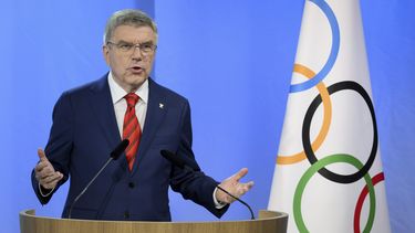 El presidente del COI Thomas Bach durante la sesión extraordinaria de la organización, el jueves 22 de junio de 2023, en Lausana, Suiza. (Laurent Gillieron/Keystone vía AP)