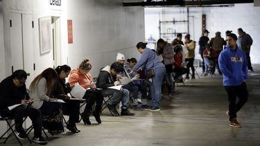 Pedidos de prestaciones por desempleo suben a 6,6 millones