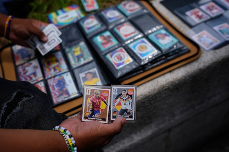 Un joven intercambia estampitas del álbum Paninbi en Ciudad de México, el martes 16 de junio de 2026 (AP Foto/Marco Ugarte)