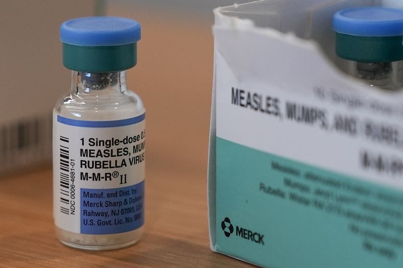 Esta fotografía del miércoles 26 de febrero de 2025 muestra un frasco de la vacuna contra el sarampión, las paperas y la rubeola en el Departamento de Salud de Lubbock, Texas. (AP Foto/Mary Conlon)