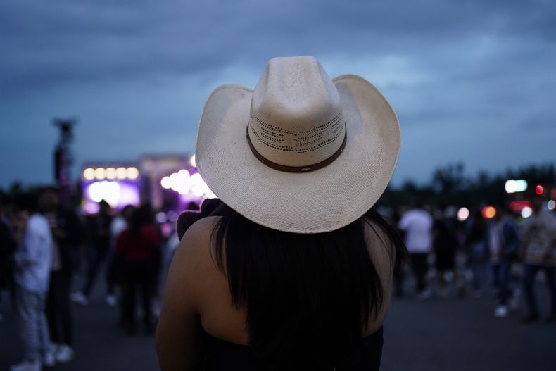 Una mujer escucha durante un concierto en el festival Arre en la Ciudad de México el domingo 8 de septiembre de 2024. (Foto AP/Felix Marquez)