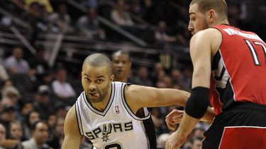 americateve | El jugador franc&eacute;s Tony Parker, de los Spurs de San Antonio, ataca la defensa montada por el lituano Jonas Valanciunas, de los Raptors de Toronto, en la primera mitad del juego del lunes 23 de diciembre de 2013, en San Antonio. (Foto AP/Darren Abat
