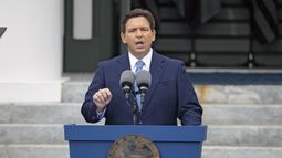 desantis busca detalles sobre universitarios transgenero