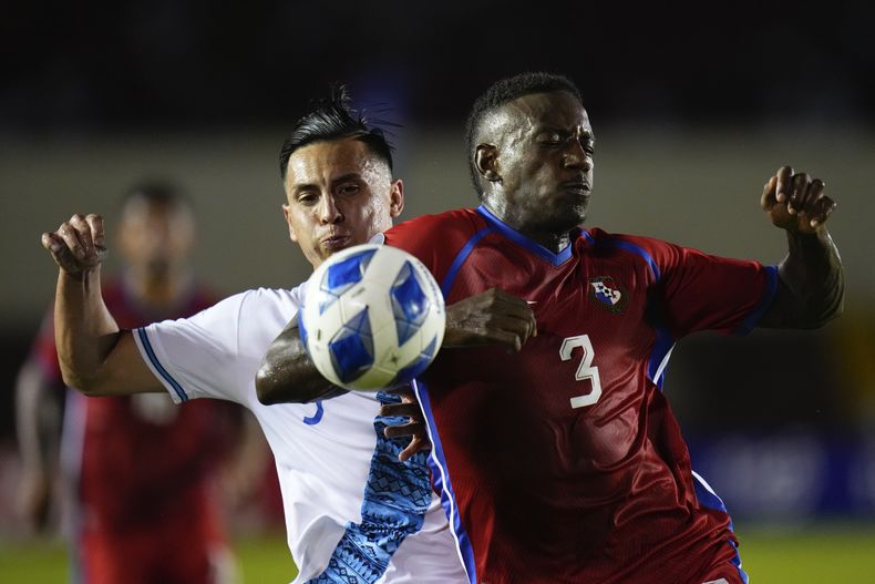 Rubio Rubin de Guatemala, izquierda, y José Córdoba de Panamá pelean por el balón durante un partido de la Liga de Naciones de la CONCACAF en el estadio Rommel Fernández, en la ciudad de Panamá, el martes 17 de octubre de 2023. (Foto AP/Arnulfo Franco)