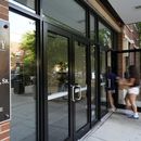 Estudiantes entran al edificio de dormitorios de la Universidad DePaul, en Chicago, el miércoles 28 de agosto de 2024. (AP Foto/Nam Y. Huh)
