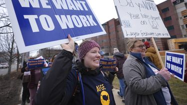 Katy Frank (izquierda), exinformática del Laboratorio de Investigación Ambiental de los Grandes Lagos de NOAA, que fue despedida, protesta en el exterior del centro médico para veteranos John D. Dingell, en Detroit, el 28 de febrero de 2025. (AP Foto/Paul Sancya)