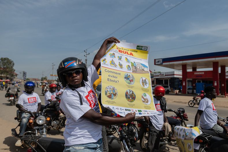 Varios motociclistas se unen a una campaña de concienciación creada por la Organización Mundial de la Salud (OMS) para combatir el ébola, en Bunia, República Democrática del Congo, el miércoles 10 de junio de 2026. (AP Foto/Moses Sawasawa)