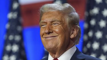 El candidato republicano a la presidencia de Estados Unidos, el expresidente Donald Trump, sonríe durante una fiesta de su campaña en el Centro de Convenciones de Palm Beach, Florida, el 6 de noviembre de 2024, en West Palm Beach, Florida. (AP Foto/Evan Vucci)