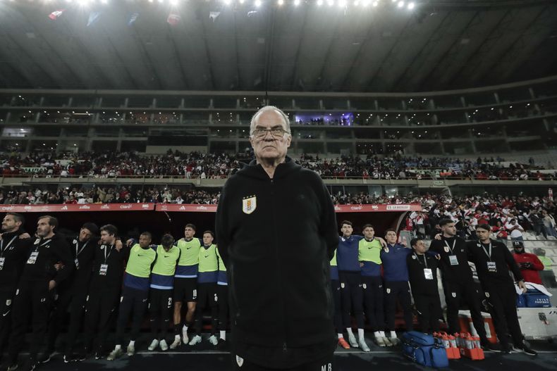 El técnico de Uruguay Marcelo Bielsa previo al partido contra Perú por las eliminatorias del Mundial, el viernes 11 de octubre de 2024, en Lima. (AP Foto/Daniel Apuy)