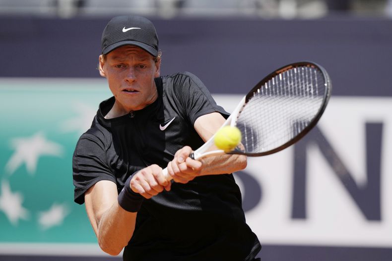 El italiano Jannik Sinner regresa una bola en el encuentro ante el australiano Thanasi Kokkinakis en el duelo del Abierto de Italia el viernes 12 de mayo del 2023. (AP Foto/Andrew Medichini)