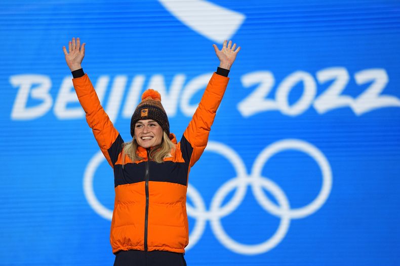 ARCHIVO - Foto del 6 de febrero del 2022, la medallista olímpica, la holandesa Irene Schouten posa para las fotos durante la ceremonia de premiación del patinaje de velocidad de los Juegos Olímpicos de Invierno. (AP Foto/Jae C. Hong, Archivo)