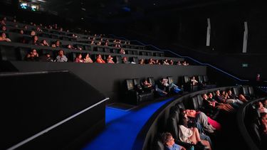 Fans de Taylor Swift presencian el estreno de una película relacionada con el lanzamiento de su nuevo álbum, The Life of a Showgirl, en un cine del sur de Miami, Florida, el viernes 3 de octubre de 2025. (Foto AP/Rebecca Blackwell)