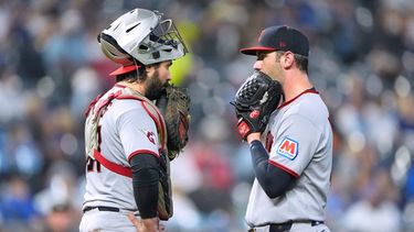 El receptor de los Guardianes de Cleveland, Austin Hedges (izquierda), y el lanzador abridor Gavin Williams se reúnen en el montículo durante la cuarta entrada de un partido de béisbol contra los Reales de Kansas City, el 25 de septiembre de 2026, en Kansas City, Misuri. (Foto AP/Charlie Riedel)