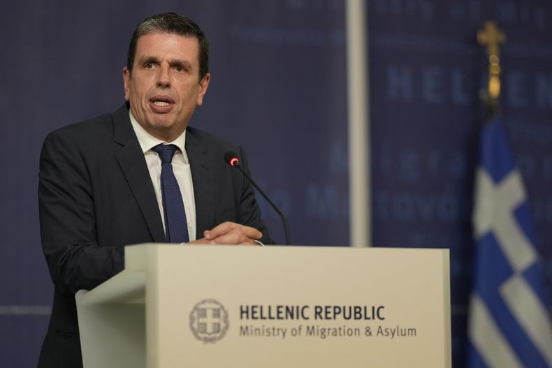 El nuevo ministro griego de Migración y Asilo, Dimitris Kairidis, habla en una ceremonia al asumir su puesto en Atenas, martes 27 de junio de 2023. (AP Foto/Petros Giannakouris)