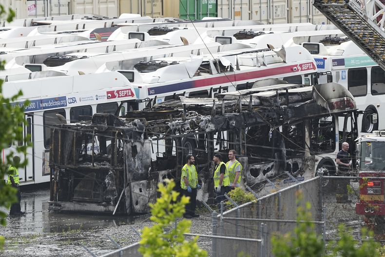 Un autobús quemado en el incendio en un estacionamiento de autobuses en Filadelfia el 5 de junio del 2025. (AP foto/Matt Rourke)