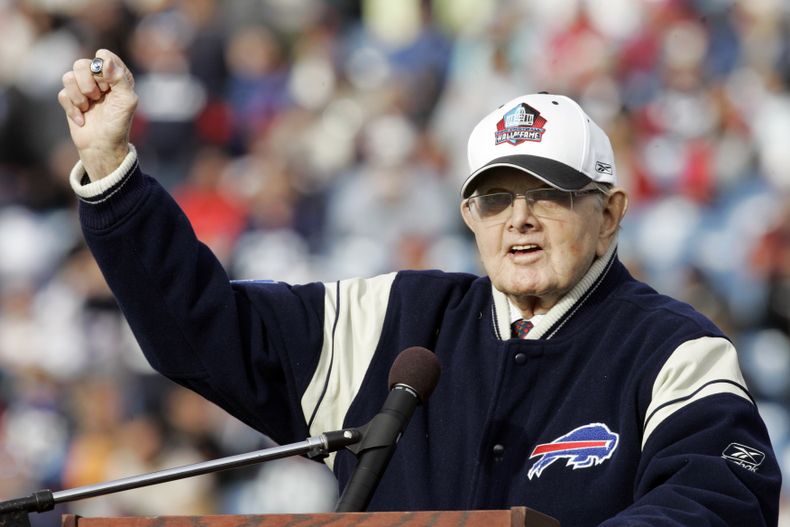 El due&ntilde;o de los Bills de Buffalo, Ralph Wilson, muestra su anillo de miembro del Sal&oacute;n de la Fama de la NFL el 1 de noviembre de 2009. Wilson falleci&oacute; el martes, 25 de marzo de 2014. (AP Photo/Dean Duprey, File)