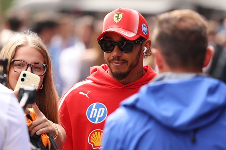El británico Lewis Hamilton, centro, piloto de Ferrari, posa para una foto mientras camina en el paddock de cara al Gran Premio de Bélgica de Fórmula 1, en el circuito de Spa-Francorchamps, el sábado 18 de julio de 2026, en Bélgica. (AP Foto/Omar Havana)