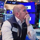El especialista James Denaro trabaja en su puesto en la sala de operaciones de la Bolsa de Nueva York, el lunes 20 de abril de 2026. (AP Foto/Richard Drew)