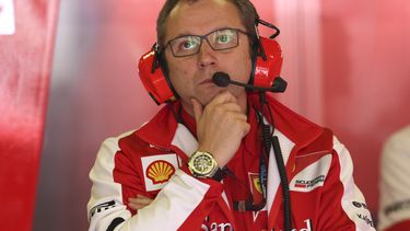 americateve | El director del equipo Ferrari de F1, Stefano Domenicali, observa desde los pits durante una pr&aacute;ctica en el circuito de Montmelo el 10 de mayo de 2013. Domenicali renunci&oacute; al cargo el lunes, 14 de abril de 2014. (AP Photo/Luca Bruno, Files)