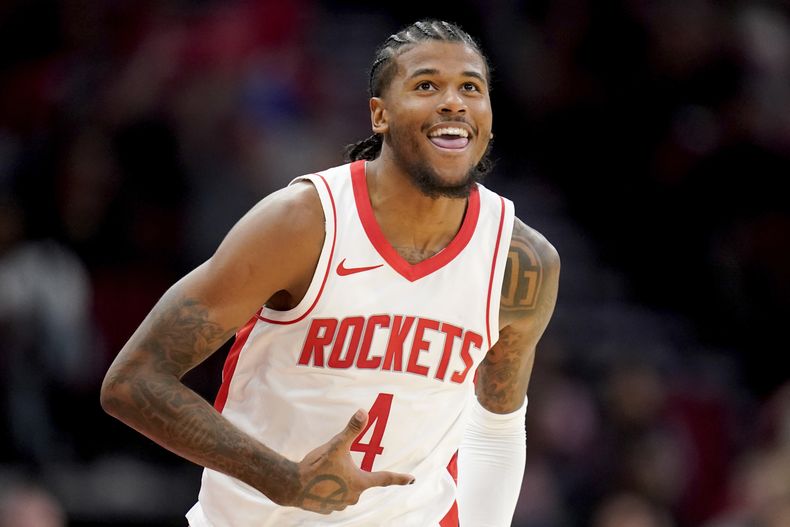 El escolta de los Rockets de Houston, Jalen Green (4), reacciona después de hacer una canasta de tres puntos contra los Spurs de San Antonio durante la segunda mitad de un partido de baloncesto de pretemporada de la NBA, el jueves 17 de octubre de 2024, en Houston. (AP Foto/Eric Christian Smith)