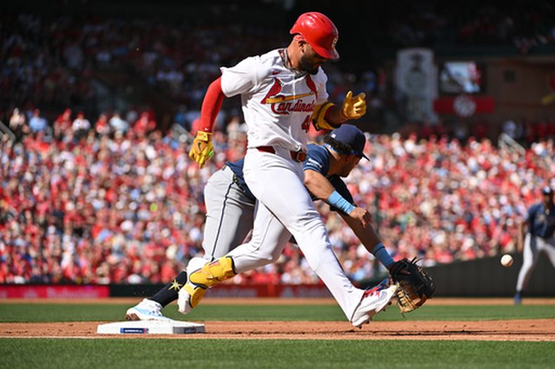 El panameño Iván Herrera, de los Cardenales de San Luis, se embasa en un error durante el juego ante los Rays de Tampa Bay, el jueves 26 de marzo de 2026 (AP Foto/Jeff Le)