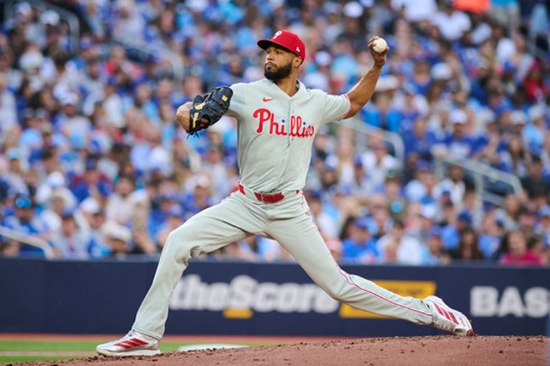 Cristopher Sánchez, de los Filis de Filadelfia, trabaja durante la segunda entrada del juego de béisbol de Grandes Ligas contra los Azulejos de Toronto, el lunes 8 de junio de 2026, en Toronto. (Sammy Kogan/The Canadian Press via AP)