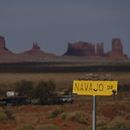ARCHIVO - Un cartel de Navajo Drive, frente a viviendas y otras estructuras en Oljato-Monument Valley, Utah, en el territorio indígena semiautónomo Navajo Nation, el 30 de abril de 2020. (AP Foto/Carolyn Kaster, archivo)