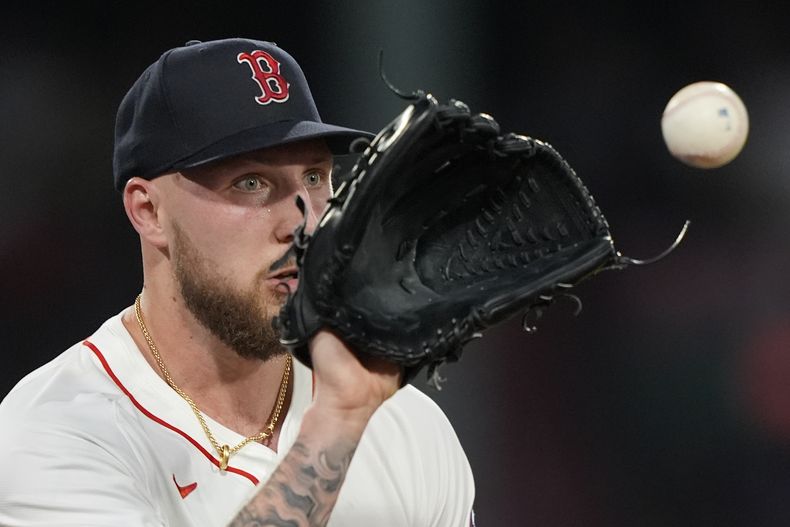Garrett Crochet, abridor de los Medias Rojas de Boston, cubre la inicial en un tiro del venezolano Abraham Toro durante el juego ante los Reales de Kansas City, el martes 5 de agosto de 2025 (AP Foto/Robert F. Bukaty)