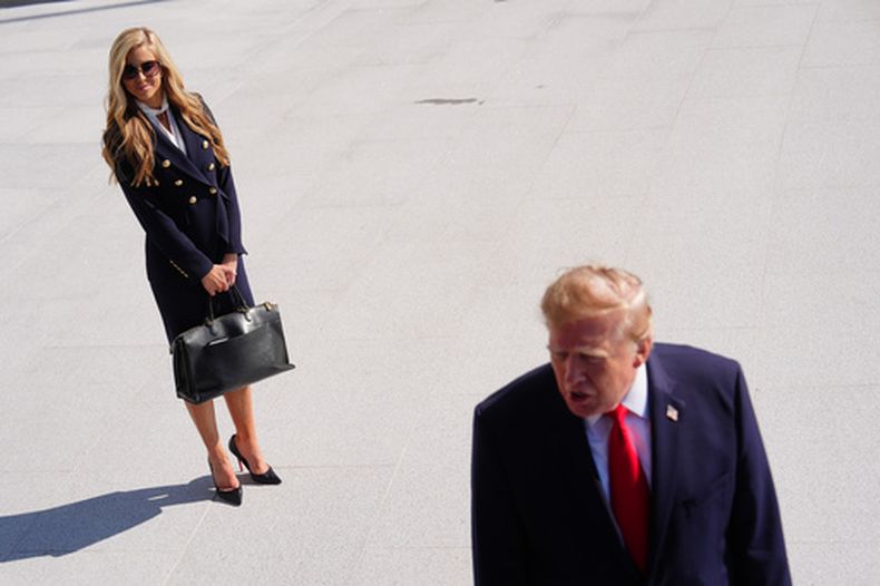 El presidente Donald Trump habla con los periodistas mientras camina para abordar el Marine One en el Jardín Sur de la Casa Blanca, el martes 13 de octubre de 2026, en Washington, bajo la mirada de la secretaria de prensa de la Casa Blanca, Katie Zacharia. (AP Foto/Julia Demaree Nikhinson)