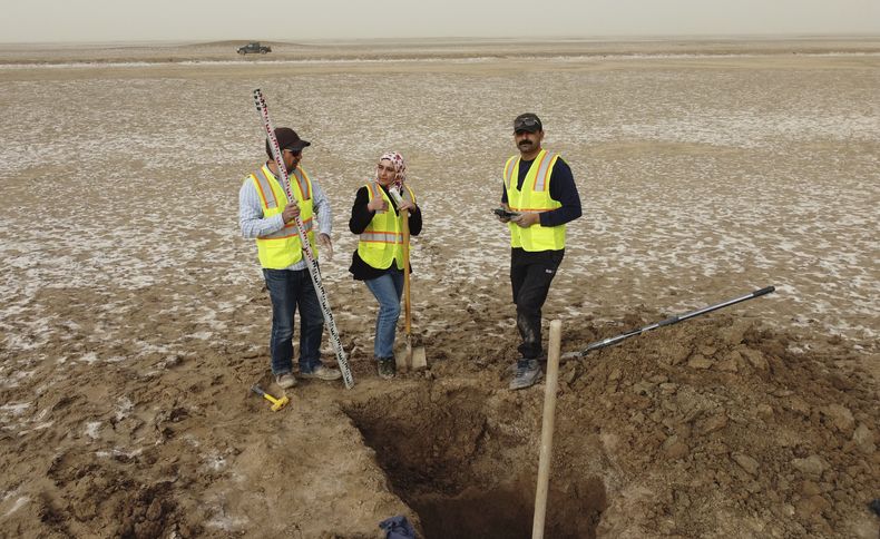 Arqueólogos en un lugar donde se descubrieron estructuras antiguas masivas que al parecer fueron construidas con mano de obra esclava, cerca de Basora, Irak, el 28 de enero del 2022. (AP foto/Jaafar Jotheri)