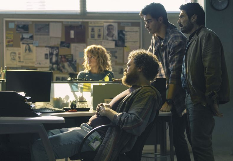 Esta imagen difundida por Netflix muestra a Mayra Hermosillo, de izquierda a derecha, Andrew Leland, Manuel Masalva y Hector Kotsifakis en una escena de Gringo Hunters en una escena de Gringo Hunters. (Carla Danieli/Netflix via AP)