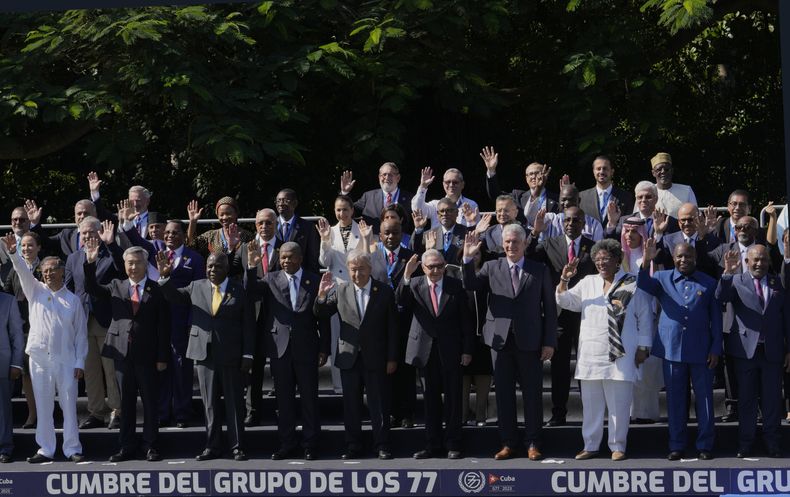 Líderes posan para una fotografía grupal en la cumbre del G77+China en La Habana, Cuba, el viernes 15 de septiembre de 2023. (AP Foto/Ramón Espinosa)