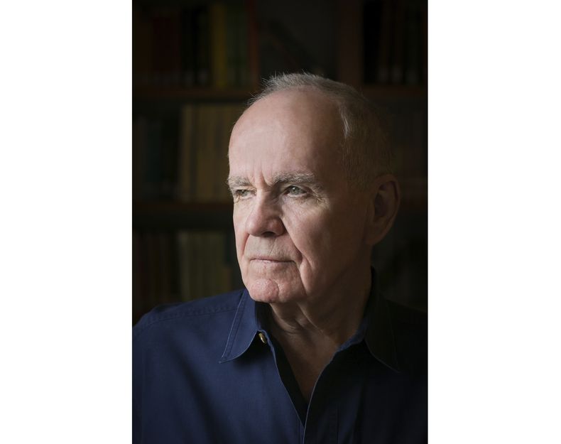 El autor Cormac McCarthy posa para un retrato en Santa Fe, N.M., el 12 de agosto de 2014. McCarthy, el novelista ganador del Premio Pulitzer que en prosa densa y frágil llevó a los lectores desde el sur de los Apalaches hasta el desierto del suroeste en novelas como The Road, Blood Meridian y All the Pretty Horses, murió el martes. Tenía 89 años. (Beowulf Sheehan vía AP)