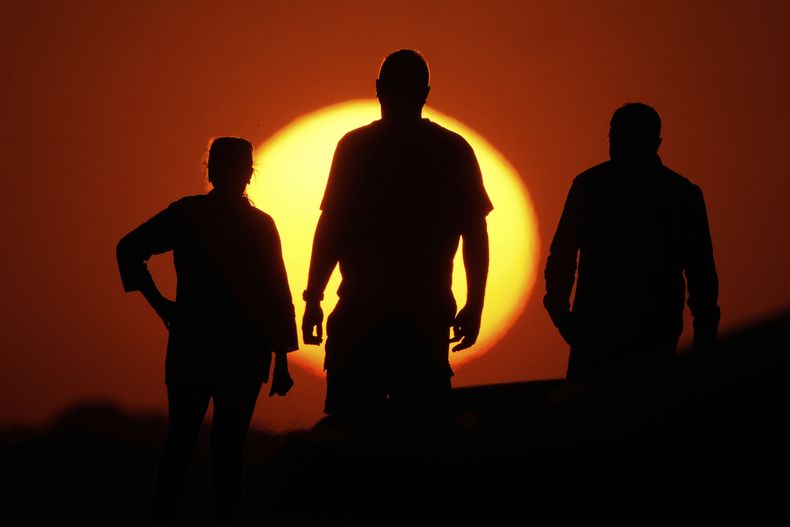 Un grupo de personas observa el atardecer en Liberty Memorial en Kansas City, Missouri, el 12 de mayo del 2025. (AP foto/Charlie Riedel)