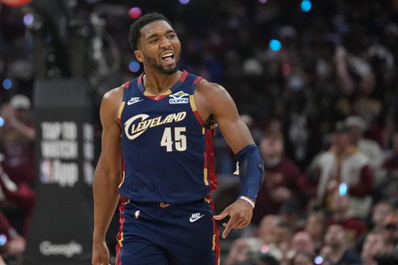 Donovan Mitchell (45), de los Cavaliers de Cleveland, reacciona con los fanáticos durante la primera mitad del segundo juego de la serie de primera ronda de los playoffs de la NBA contra los Raptors de Toronto, el lunes 20 de abril de 2026, en Cleveland. (AP Foto/Sue Ogrocki)