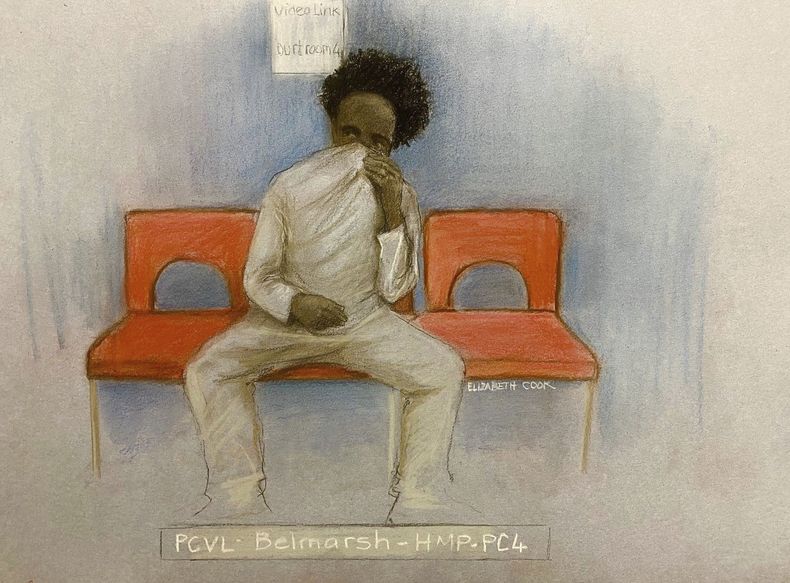 Dibujo realizado por Elizabeth Cook, artista del tribunal, que muestra a Axel Rudakubana, de 18 años, que compareció mediante un enlace de video desde la prisión de Belmarsh en el Tribunal de Primera Instancia de Westminster, Londres, el miércoles 30 de octubre de 2024. (Elizabeth Cook/PA vía AP)
