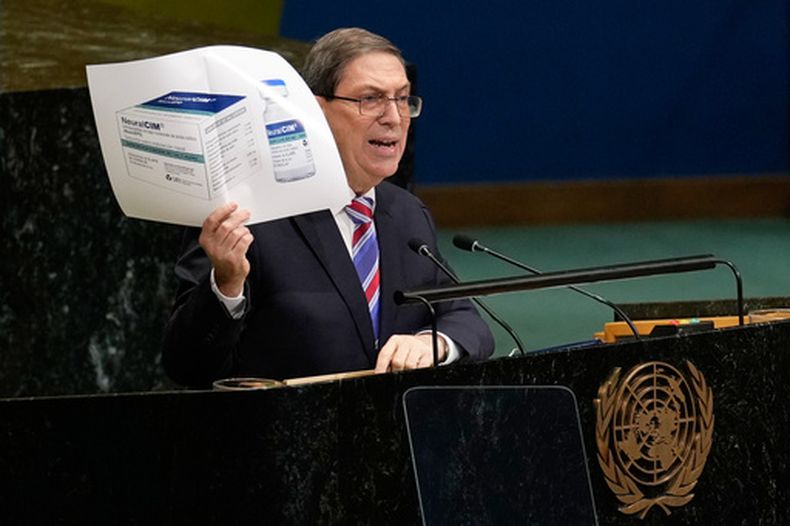 El ministro de Asuntos Exteriores de Cuba, Bruno Rodríguez Parrilla, muestra una fotografía de un medicamento durante un discurso el miércoles 28 de octubre de 2026, en la sede de Naciones Unidas. (AP Foto/Seth Wenig)