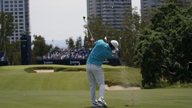 Brooks Koepka golpea la pelota hacia el hoyo 14 durante una práctica para el US Open, el martes 13 de junio de 2023, en Los Ángeles (AP Foto/Matt York)