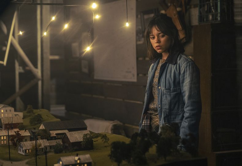 Esta imagen proporcionada por Warner Bros. Pictures muestra a Jenna Ortega en una escena de Beetlejuice Beetlejuice. (Parisa Taghizadeh/Warner Bros. Pictures via AP)