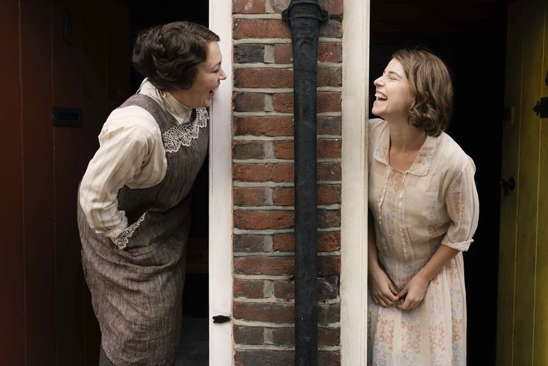 En esta imagen proporcionada por Sony Pictures Classics, Olivia Colman como Edith Swan, izquierda, y Jessie Buckley como Rose Gooding en una escena de Wicked Little Letters. (Parisa Taghizadeh/Sony Pictures Classics vía AP)