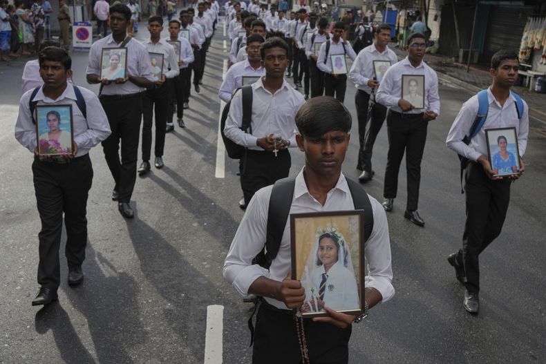 Católicos de Sri Lanka llevan imágenes de víctimas del ataque del Domingo de Pascua de 2019 durante el sexto aniversario del suceso en Colombo, Sri Lanka, el lunes 21 de abril de 2025. (AP Foto/Eranga Jayawardena)
